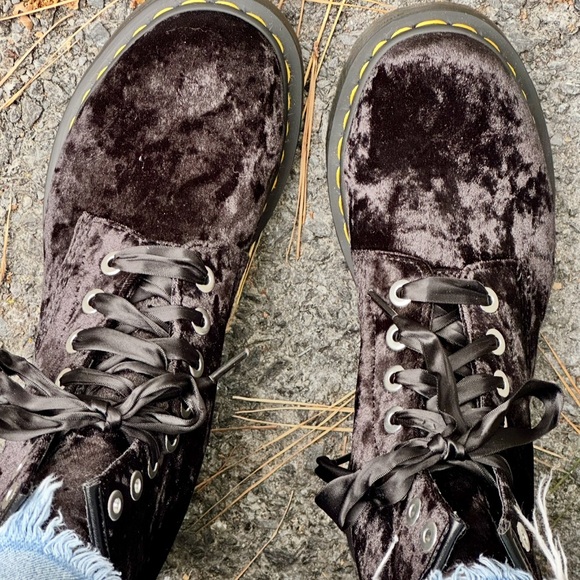 Dr. Martens Vegan 31020 crushed velvet ribbon lace boots. EUC - Picture 7 of 7